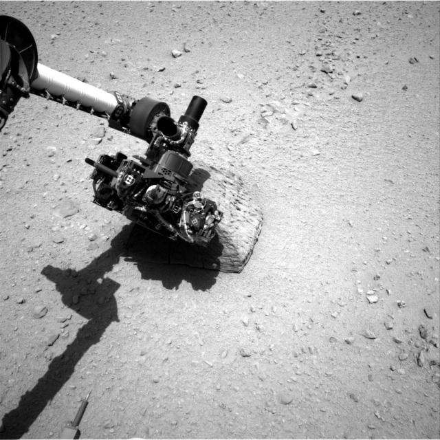 9-р сарын 22-нд анх удаа роботон гараараа ангараг гаригийн чулуунд хүрэв. Зохиогч: NASA/JPL-Caltech
