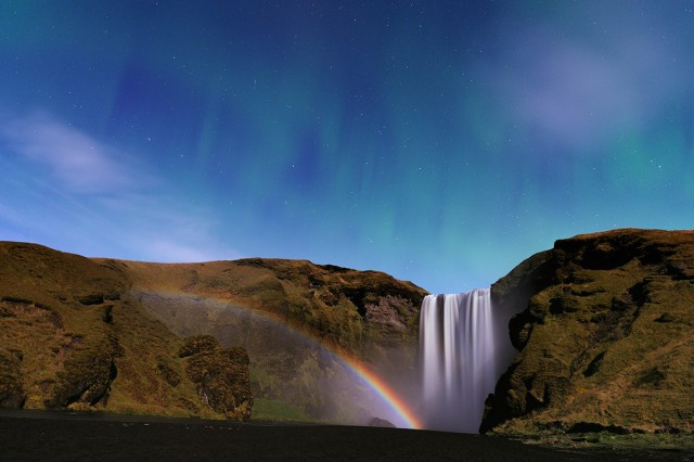 Шөнийн солонгын бас нэгэн гайхалтай зургийг исланд улсын скогарфос хүрхрээнээс авсан нь. Сайн анхааралтай харвал тэнгэрт нь бүдэг туйлын туяа татсан байна. Зохиогч: Стефан Веттер